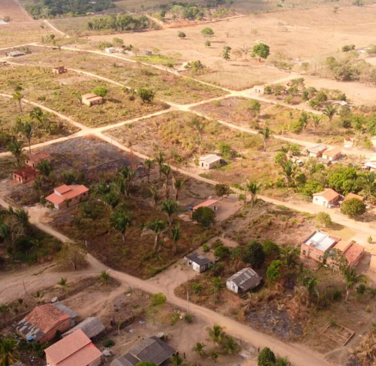 Pavimentação asfáltica e construção de calçadas é solicitado para as